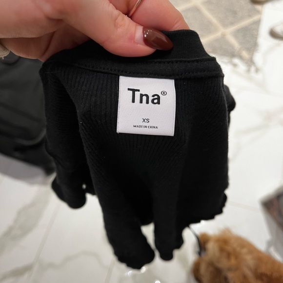 Aritzia black ribbed t shirt - Picture 3 of 4